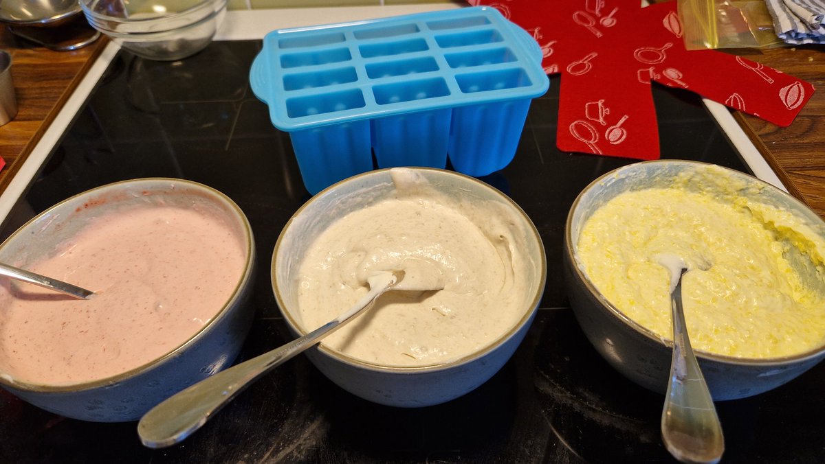 DelusiveTrickst's tweet photo. Trying to make icecream 🤔 strawberry, mango and banan! https://t.co/0WV7Itjfaf
