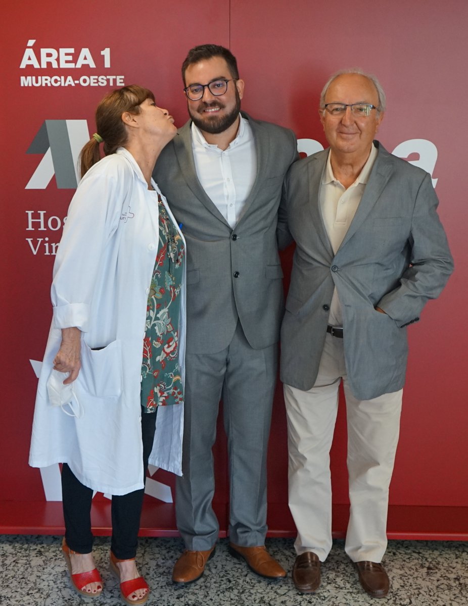 AreaUnoArrixaca's tweet photo. 🎓🩻El médico de Radiodiagnóstico, Antonio Navarro Baño, defiende su tesis “Nueva técnica para realizar uretro-TC y uretro-RM: el método Clamp", con resultado sobresaliente cum laude. 
🏅Doble enhorabuena hoy para el servicio de Radiodiagnóstico de la Arrixaca #Area1Arrixaca https://t.co/bL2gJnLjcA