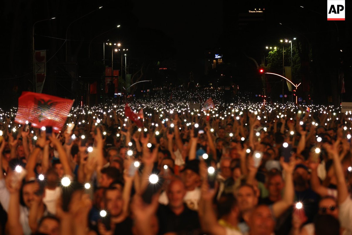 zhurdafranc's tweet photo. #APTOPIX #ALBANIA #OPPOSITION #PROTEST
Protesters hold up their mobile phone outside the Prime Minister's office during an anti-government #rally in #Tirana, #Albania, on Thursday, July 7, 2022. (AP Photo/Franc Zhurda) https://t.co/Rl0ZcJd56J
