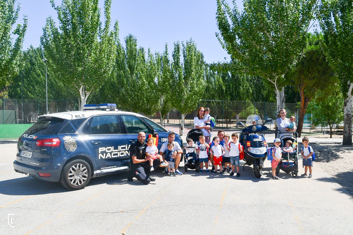 ColegioTajamar's tweet photo. ESCUELA DE VERANO🚔 ¡Cuánta emoción! Los alumnos de la #EscuelaDeVerano se han subido al coche patrulla de la @policia, hecho sonar la sirena, han tenido pruebas físicas y aprendido el código para comunicarse. https://t.co/2svzIDG0Kx