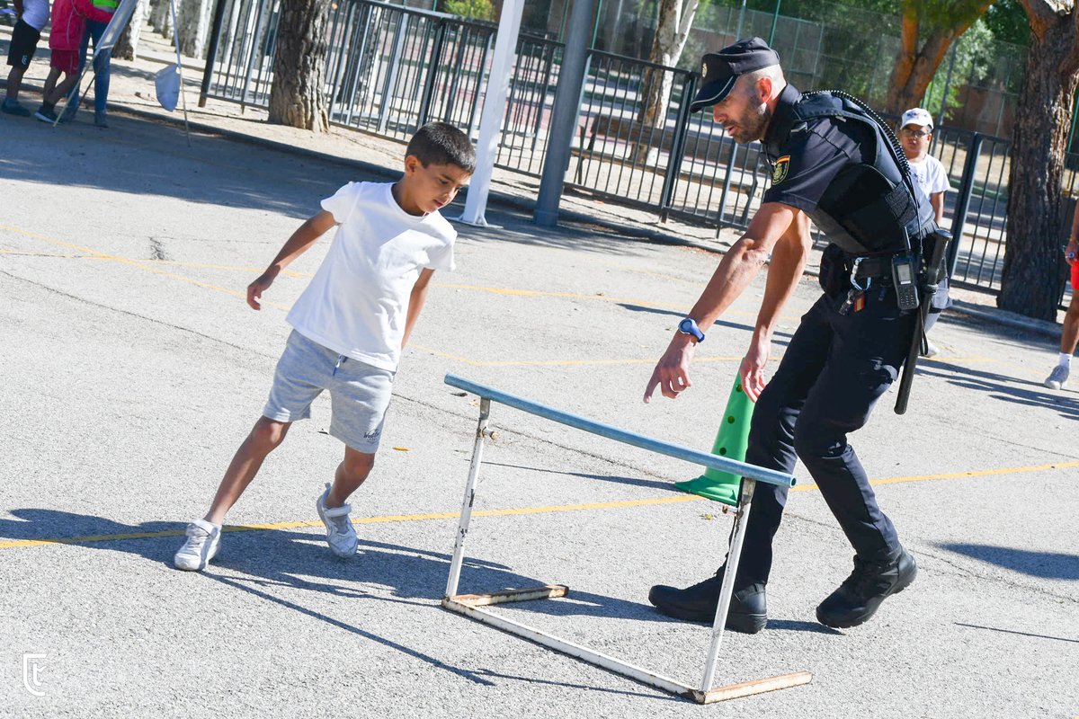 ColegioTajamar's tweet photo. ESCUELA DE VERANO🚔 ¡Cuánta emoción! Los alumnos de la #EscuelaDeVerano se han subido al coche patrulla de la @policia, hecho sonar la sirena, han tenido pruebas físicas y aprendido el código para comunicarse. https://t.co/2svzIDG0Kx
