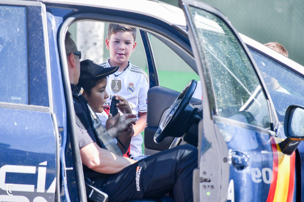 ColegioTajamar's tweet photo. ESCUELA DE VERANO🚔 ¡Cuánta emoción! Los alumnos de la #EscuelaDeVerano se han subido al coche patrulla de la @policia, hecho sonar la sirena, han tenido pruebas físicas y aprendido el código para comunicarse. https://t.co/2svzIDG0Kx