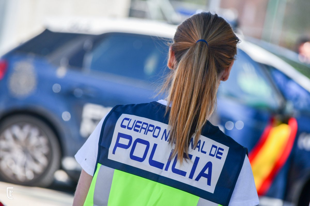 ColegioTajamar's tweet photo. ESCUELA DE VERANO🚔 ¡Cuánta emoción! Los alumnos de la #EscuelaDeVerano se han subido al coche patrulla de la @policia, hecho sonar la sirena, han tenido pruebas físicas y aprendido el código para comunicarse. https://t.co/2svzIDG0Kx