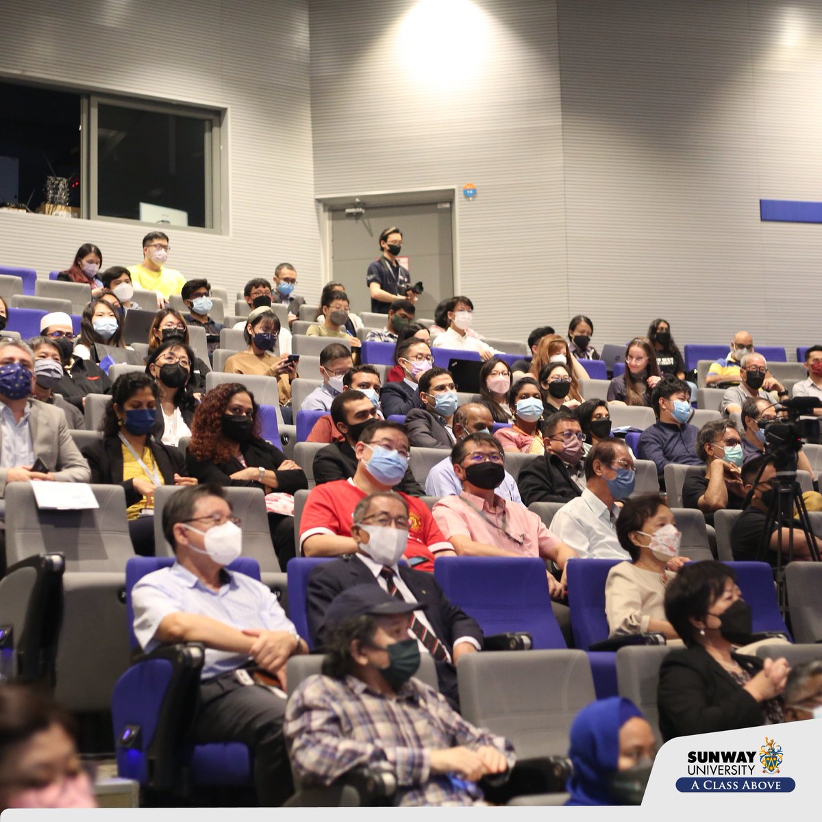 SunwayU's tweet photo. #throwback We're honoured to have Professor Andy Schofield, Vice-Chancellor of @LancasterUni as a #JCDSS featured speaker. Sharing his insights on the topic of ‘Emergence: The theory of everything’, he inspired us with the possibilities that can be found in the world of Physics. https://t.co/pSropNrtTt