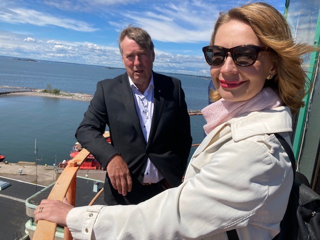 valtionomistus's tweet photo. Eurooppa- ja omistajaohjausministeri @TyttiTup kävi tänään tutustumiskäynnillä #Harmaja’n luotsiasemalla yhdessä osaston virkamieskunnan kanssa. Kiitos lämpimästä vastaanotosta ja aurinkoisesta vierailusta @Finnpilot_! https://t.co/aNlrLHzaRR