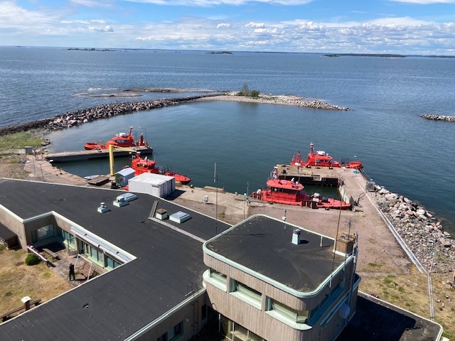 valtionomistus's tweet photo. Eurooppa- ja omistajaohjausministeri @TyttiTup kävi tänään tutustumiskäynnillä #Harmaja’n luotsiasemalla yhdessä osaston virkamieskunnan kanssa. Kiitos lämpimästä vastaanotosta ja aurinkoisesta vierailusta @Finnpilot_! https://t.co/aNlrLHzaRR