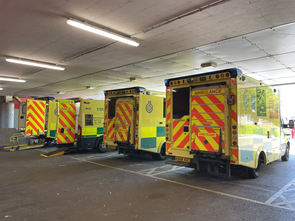 Just been down to give out some @ParamedicsUK goodies to great @scas999 and @enhanced_c_s colleagues outside the ED (no patients waiting to offload!) at @UHSFT Happy #InternationalParamedicsDay #IPD2022 #ProudToBeAParamedic