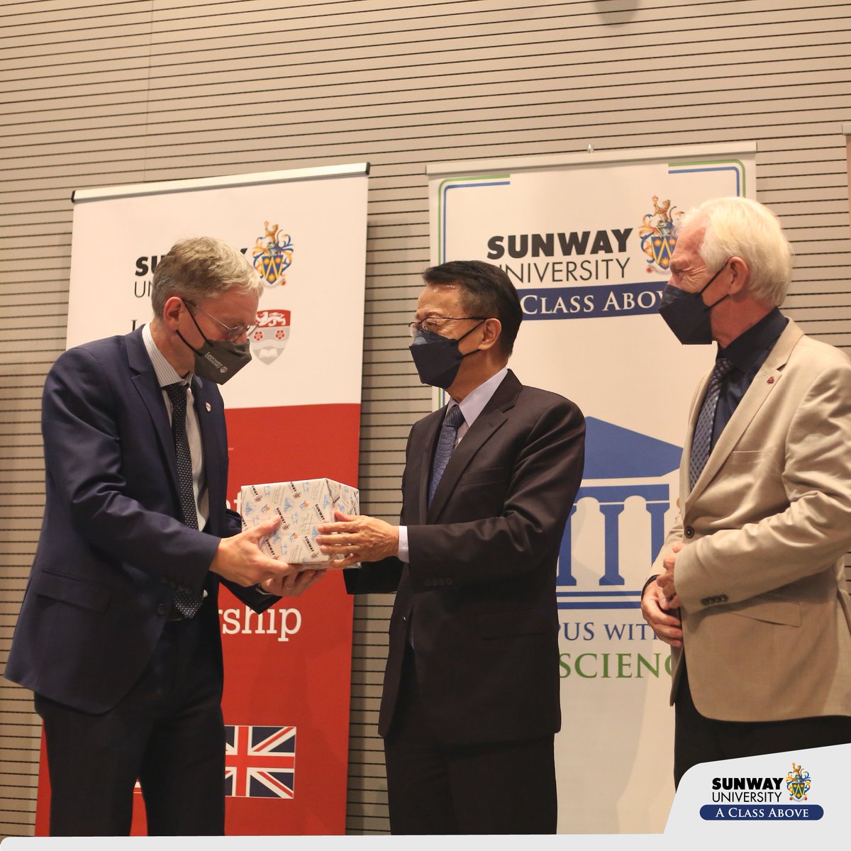 SunwayU's tweet photo. #throwback We're honoured to have Professor Andy Schofield, Vice-Chancellor of @LancasterUni as a #JCDSS featured speaker. Sharing his insights on the topic of ‘Emergence: The theory of everything’, he inspired us with the possibilities that can be found in the world of Physics. https://t.co/pSropNrtTt
