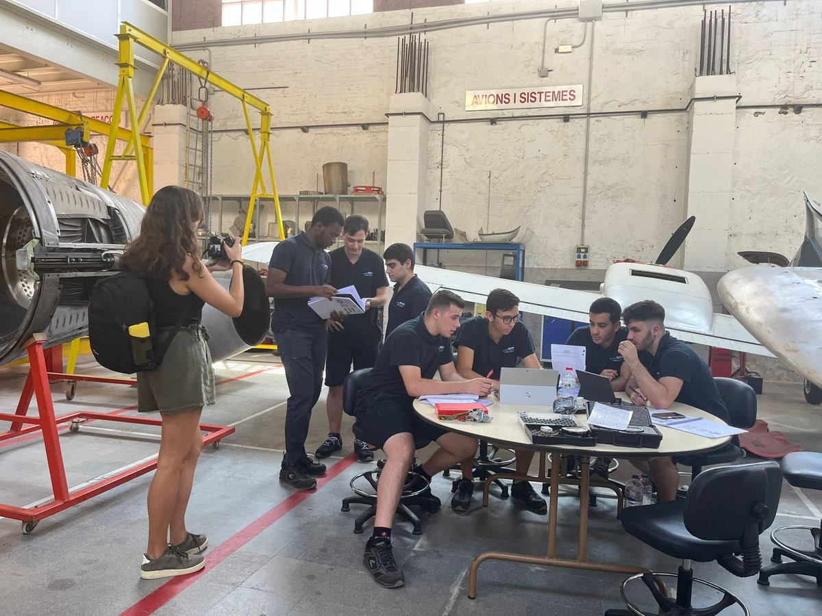 Aquesta setmana hem estat a l'EFAV, una escola de formació aeronàutica 🙌🏻 El motiu de la visita ha estat la realització d'un reportatge audiovisual dels espais de l'escola i d'alguns dels tallers pràctics per obtenir la Llicència de Manteniment d'Avions de Turbina B1.1👏🏻