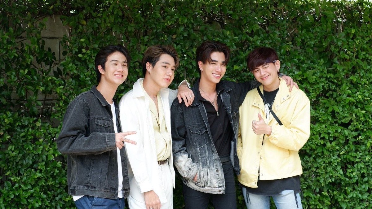 พ่อหนุ่มคนคูล #เพิร์ธธนพนธ์ และผองเพื่อน เพชร-เจ๋ง-ล็อตเต้ ชวนแฟนๆร่วมลุ้นไปด้วยกัน❤️ความฝันกับความรักที่ต้องเลือก  ซีรีส์ Viu Original(วิว ออริจินัล)My Coach(ตะลุมรักตะลุมบอล) เจ้าตัวแอบสปอย EP.ต่อๆไปสนุก เข้มข้น ดราม่า แอบคลั่งรัก รอติดตามชมกันได้เลย📺
#KDPPE 
#สยามบันเทิง