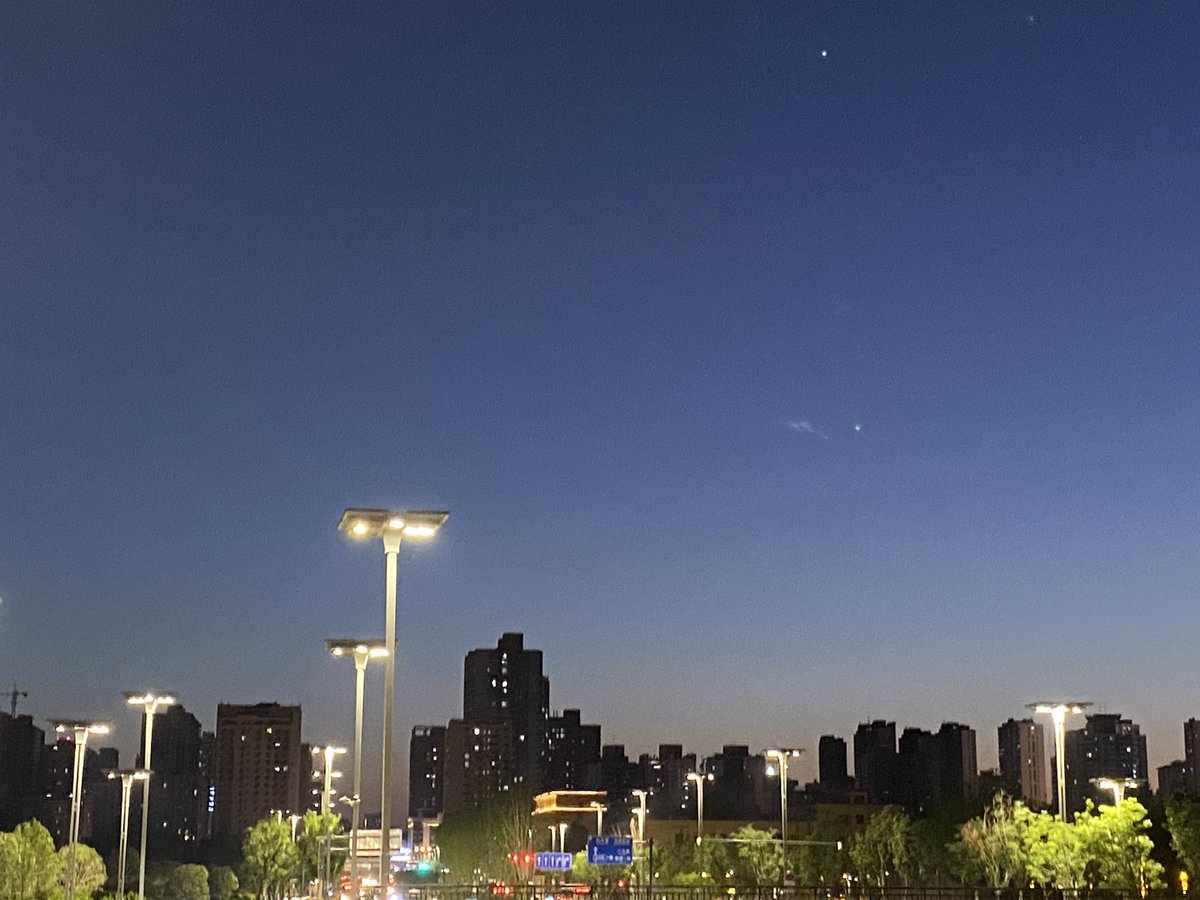 srool9's tweet photo. 火车站的夜景好美呀！ https://t.co/ocKC7nlFE4