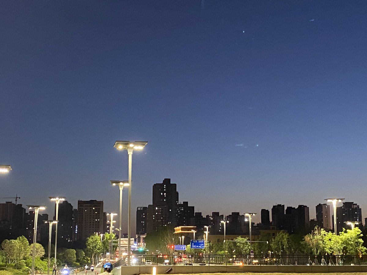 srool9's tweet photo. 火车站的夜景好美呀！ https://t.co/ocKC7nlFE4
