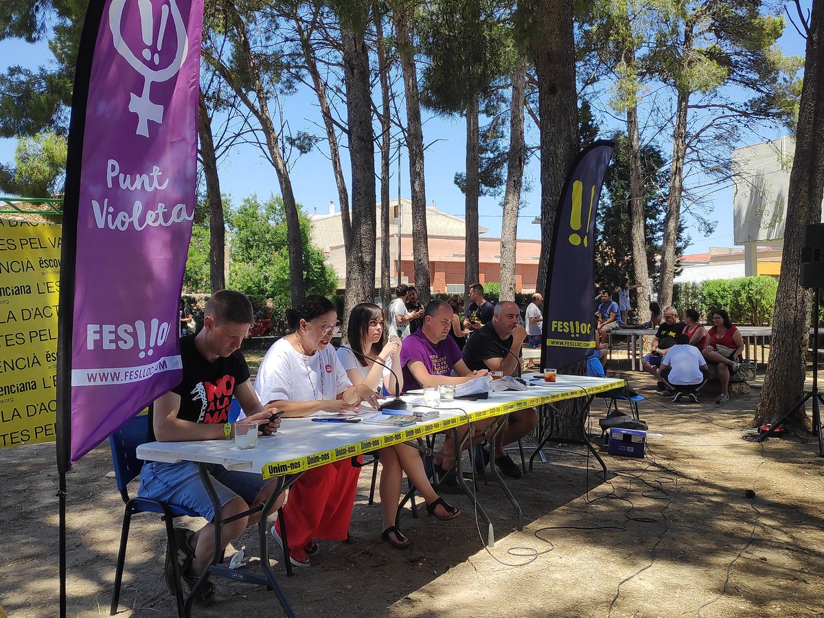 MirallValencia's tweet photo. @srcarbonell @Feslloc @Andres_Boix @violetatena @natxoescandell @nebot_maria @escolatv Ara conversem sobre macroplantes solars i territoris en resistència, reivindicant una energia renovable que no destruïsca el territori ✊ https://t.co/FKd1TOxpvS