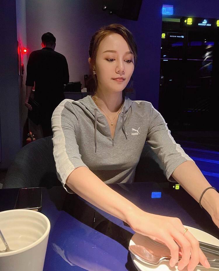 I want to go out for a walk, look at the scenery, and relax, but my family and reality do not allow me to do so. I am so tired and depressed.