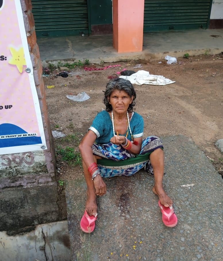kendujharia's tweet photo. Dear @DistAdmKeonjhar &amp; @kjrmpr09 Kindly rescue this physically challenged old woman who is staying near new colony Durga Mandap in Mining Road, Keonjhar since from last 2-3 months. 
CC: @SSEPD2 @HUDDeptOdisha  @MoSarkar5T @CMO_Odisha https://t.co/vQdsgxhhBO