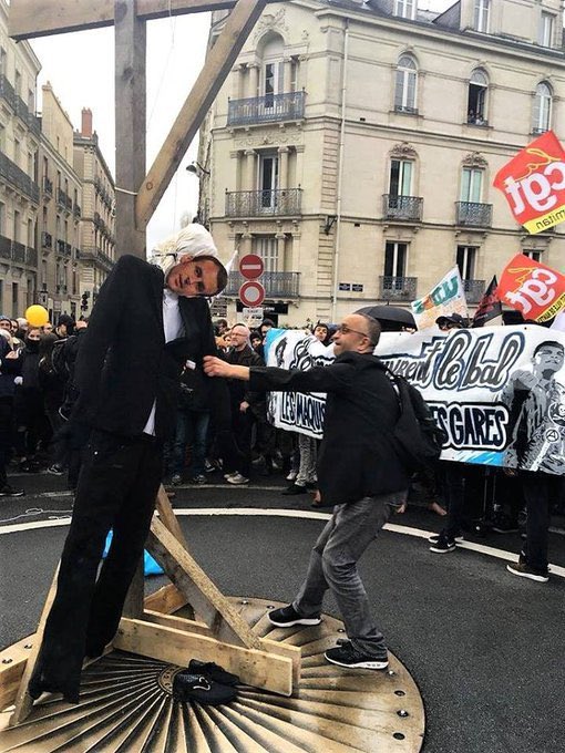 kickstart_one's tweet photo. Oui, tu as raison Mandarine. C’est moche d’inciter à la violence envers les élus. Sinon j’ai retrouvé cette photo d’une petite fête #LFI #CGT. Très sympa.@Clem_Autain https://t.co/LVFuhVDBF3