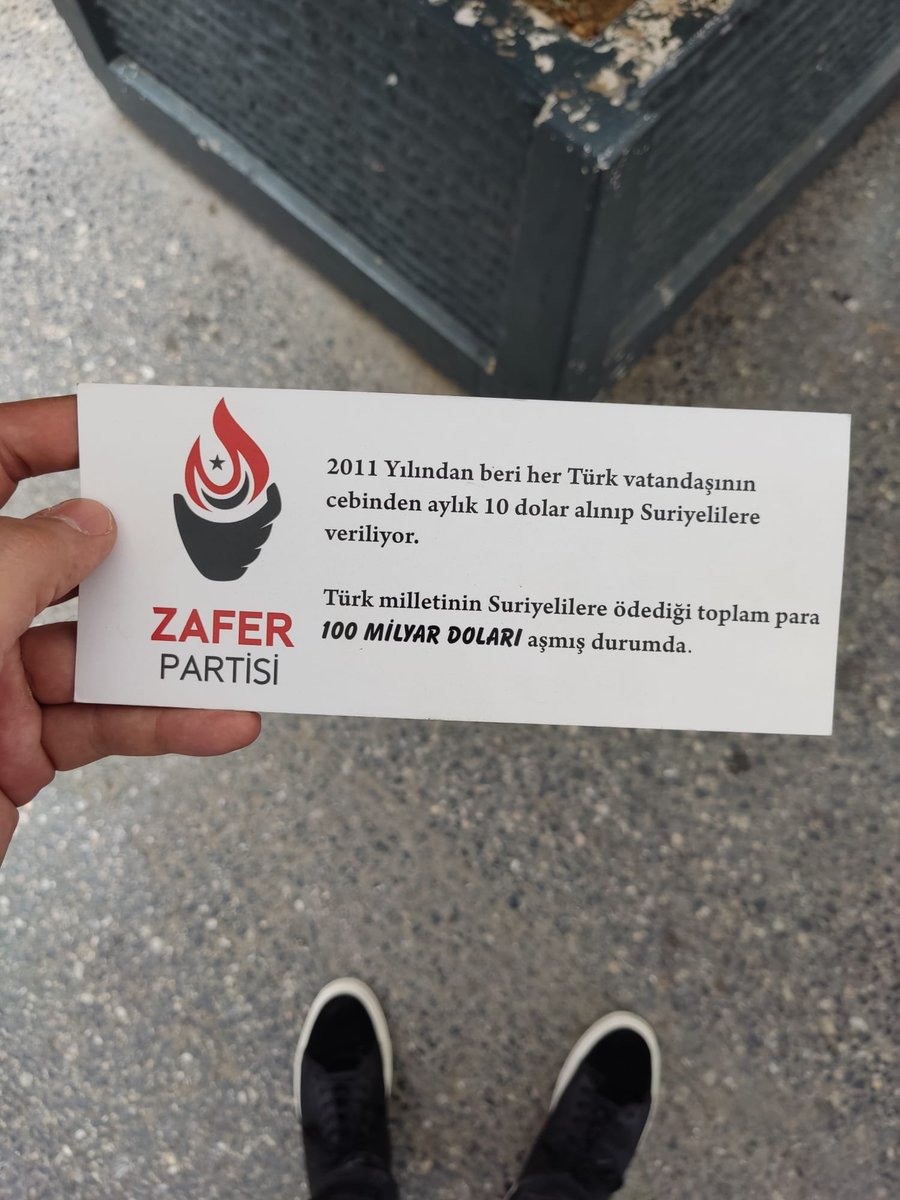 habervarolus's tweet photo. 🔥İstanbul Ümraniye'de Dolarlı protesto! 

📌Zafer Partisi Ümraniye Teşkilatı'nın Suriyelilere yapılan harcamalar için protesto yaptığı öğrenildi. https://t.co/Wly77wszXE