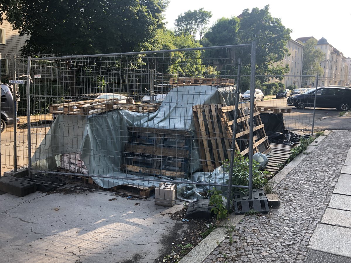 ...damit der Straßenraum fürs lagern von Baustoffen genutzt werden kann, die NICHT in der <a href="/KE5563/">Kantstraße5563</a> verbaut werden. Die #StadtLeipzig ist informiert...leider ist der Arm des Gesetztes SEHR kurz. Wo bleiben die empörten Autofahrer, die keinen Parkplatz #Südvorstadt finden?