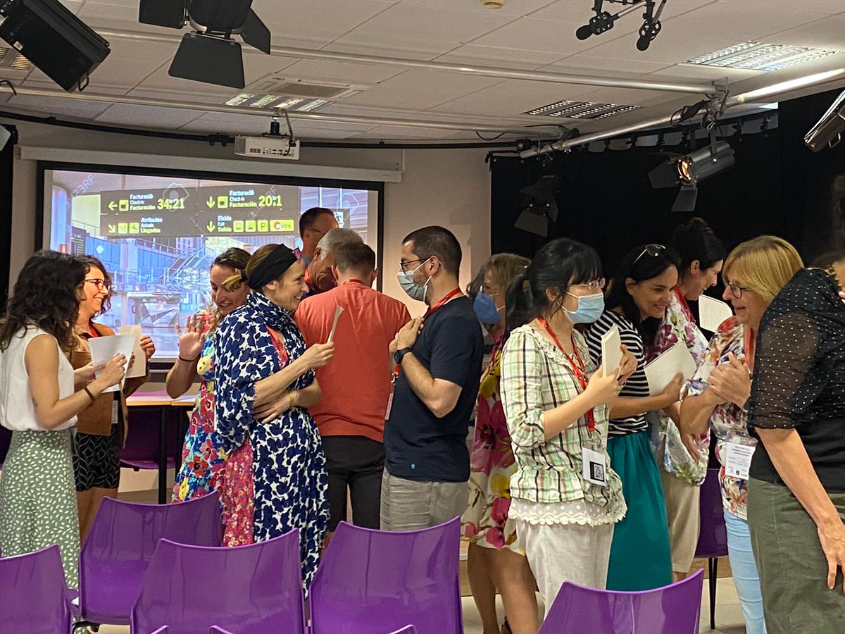 🍊 XVII #ForoELE,organizado junto con la @US_EG.

👉Seguimos la jornada con el genial taller de <a href="/lclandfield/">Lindsay Clandfield</a>

#ELE #ComunidadDifusión