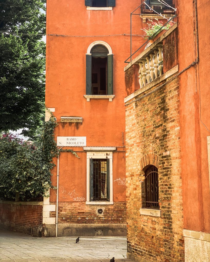 I_am_Rolland's tweet photo. 52mm; ISO 20; f2; 1/300s 🧡
#venice #veniceitaly #italy #52mm https://t.co/YRdrBq4daC