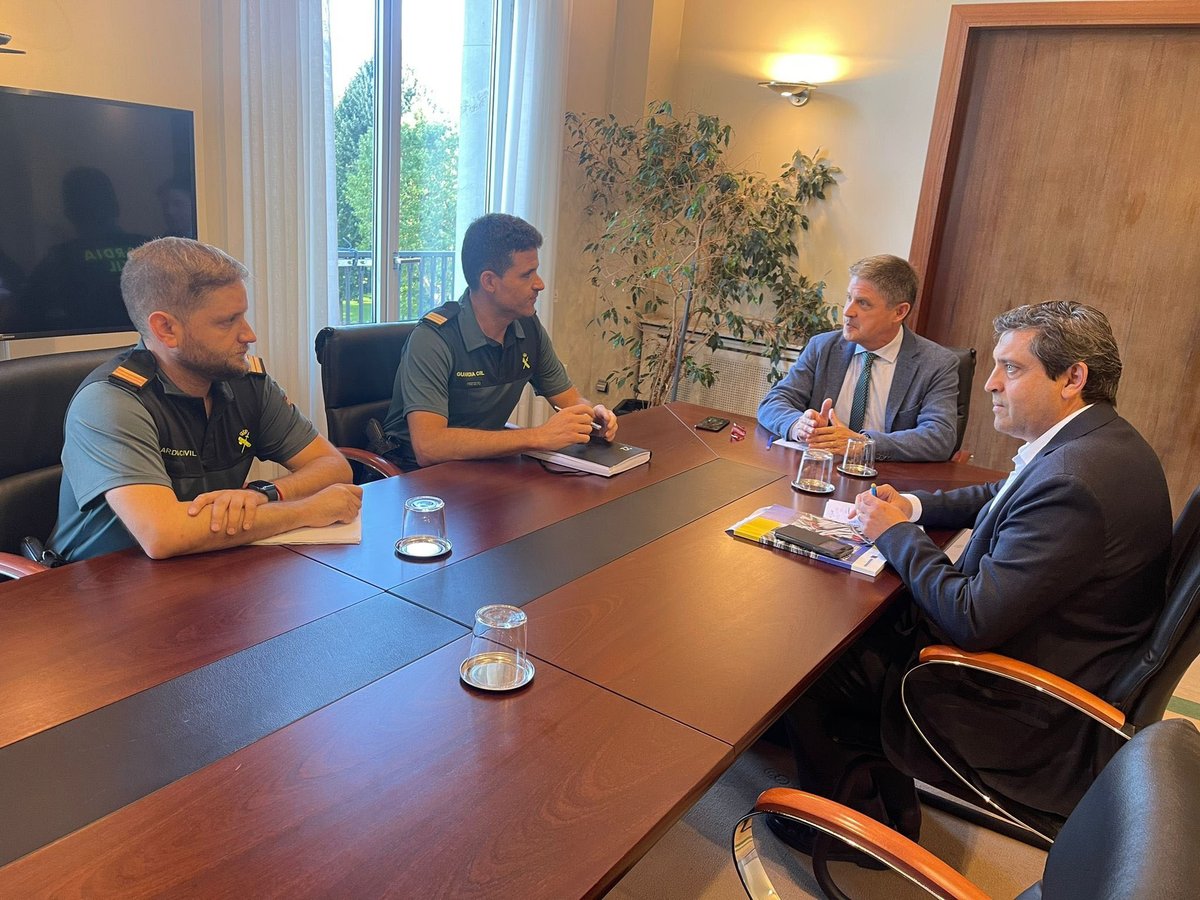 MovilidadAst's tweet photo. El @GobAsturias, la Delegación del Gobierno en Asturias y la @guardiacivil refuerzan el control de la campaña de arranque de #ocle.

🔹Las acciones de vigilancia se coordinarán para proteger al sector.

+INFO👉https://t.co/GxP4REt2eO https://t.co/RY2Adx9EaQ