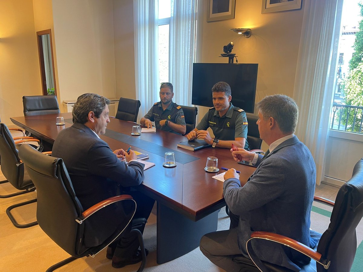 MovilidadAst's tweet photo. El @GobAsturias, la Delegación del Gobierno en Asturias y la @guardiacivil refuerzan el control de la campaña de arranque de #ocle.

🔹Las acciones de vigilancia se coordinarán para proteger al sector.

+INFO👉https://t.co/GxP4REt2eO https://t.co/RY2Adx9EaQ