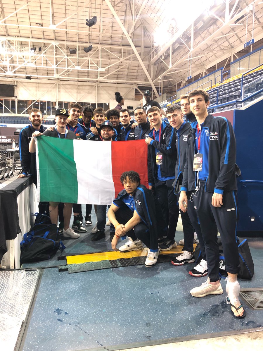 parallelecinico's tweet photo. "Ciao sono Giacomo e vivo a Toronto. Vengo a sapere che la Nazionale Under 23 gioca qui un importante torneo. Al palasport io e il mio amico siamo gli unici italiani (oltre Insigne e Criscito). In 2 facciamo un gran tifo e alla fine Ramondino ha mandato la squadra a ringraziarci" https://t.co/iMlet6o3V3