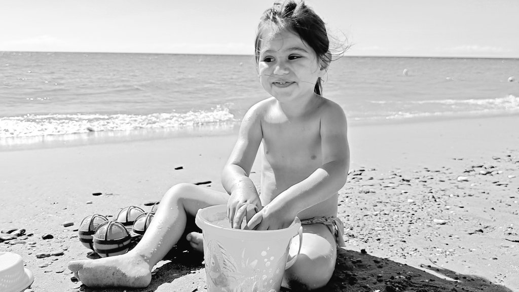 MirkoVilla's tweet photo. Quest'anno ci facciamo quattro giorni nel nostro mare. Lo aspettava da un anno. Il mare rende tutto più bello. I miei ricordi più belli portano sempre qui, nel mio amato Mar Ligure, vorrei tanto che la stessa cosa possa valere anche per lei. https://t.co/cW3ASBbCvA