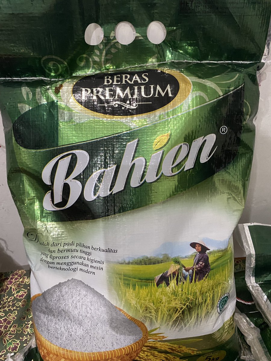 Guys aku jualan beras 🤭5kg siapa tau ada yg berminat bisa hubungin akuh yaa .. harga Wrna hijau : 53.000 , biru : 56.000, merah : 59.000