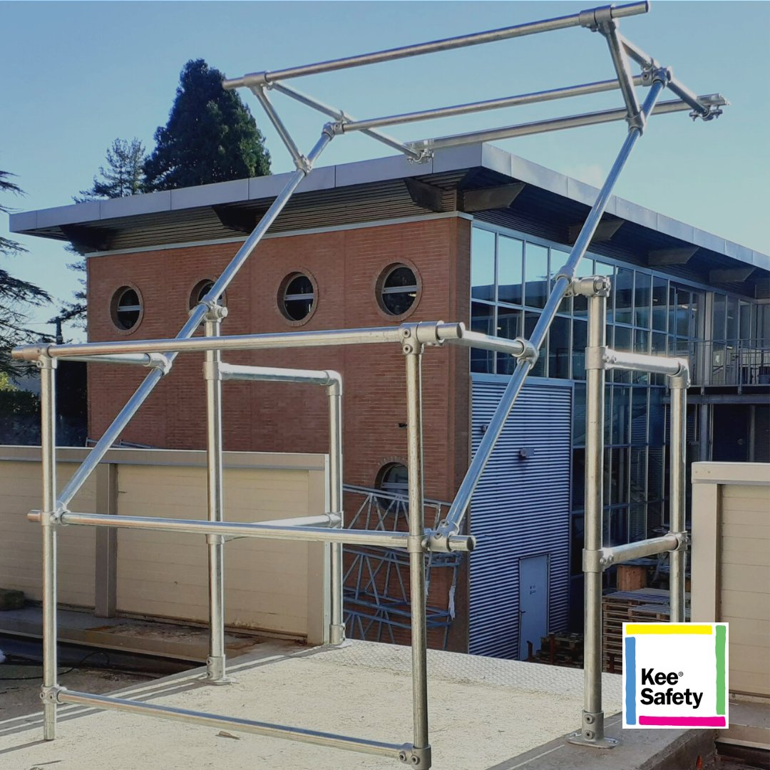 KeeSafety_CA's tweet photo. Moving pallets around #factories and #warehouses can cause several safety issues. When a worker needs to load and unload pallets on mezzanine floors, they could end up falling from a height. #KeeGate #PalletGates eliminate this safety issue. https://t.co/QYM8EtJNtr