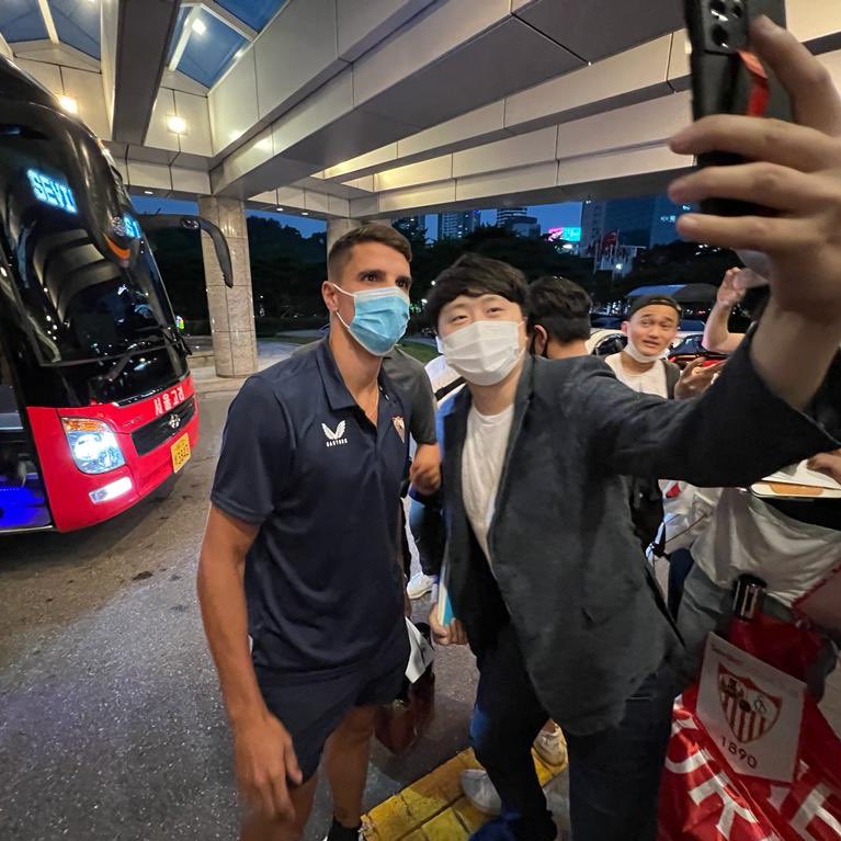 SevillaFC's tweet photo. 👋🏻 한국 안녕하세요 🇰🇷
#WeareSevilla #NuncaTeRindas https://t.co/ZJkW1fXn1k