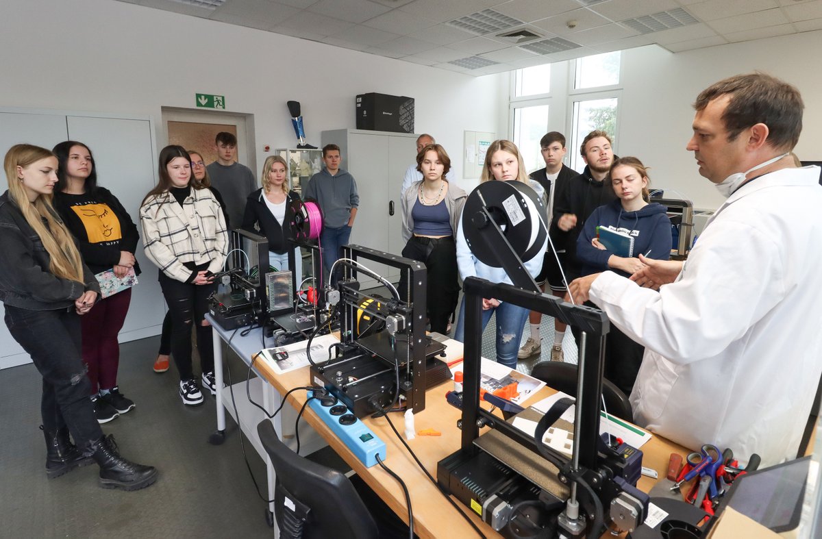 Wie lange dauert #Produktentwicklung? Was tut das #TITK für #Nachhaltigkeit? Welche #Benefits gibt's für Beschäftigte? Viele Fragen heute vom Oberstufenkurs Geographie der Friedrich-Adolf-Richter-Schule #Rudolstadt-#Schwarza. Gern waren wir Ziel der Exkursion.
<a href="/ZuseGem/">Zuse-Gemeinschaft</a> <a href="/FTVT_eV/">FTVT</a>