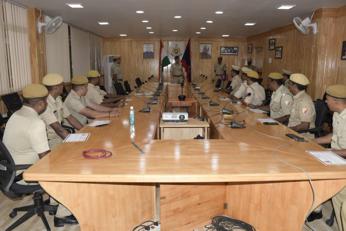 FireService_ANP's tweet photo. #KnowYourHeroes
In recognition of exemplary work of #FireFighters #FSAberdeen #FSMarine &amp; #FSGaracharma at Junglighat Fire Incident Shri Ajay Krishan Sharma, IPS,DIGP HQ felicitated them with #CommendationRoll at #PHQ.
@MediaRN_ANI @DGPANIslands @Andaman_Admin https://t.co/BISn5lrDS6