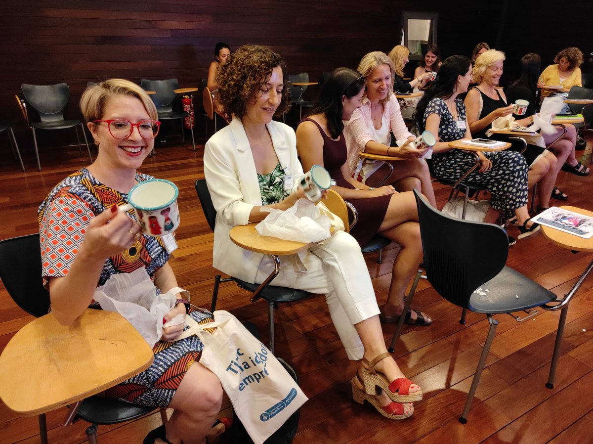 barcelonactiva's tweet photo. Després de descobrir eines de #networking per impulsar projectes, fer xarxa i ser mentora/mentorada... Donem veu a la feina ben feta! 😉 🔝
Reconeixem el treball de les mentores participants en els programes #WomenMentoringProgramme i #FesElCanvi.
Gràcies per la dedicació!💯 https://t.co/9F9vckdDb2