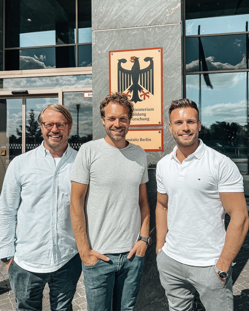 stephan_bayer_'s tweet photo. @PrienKarin, die Präsidentin der #KMK, redet nicht um den heißen Brei: Bei einem Treffen Anfang der Woche haben @alex_giesecke, @FredrikHarkort und ich mit ihr darüber gesprochen, wie sich Bildung dank neuer Technologien verbessern lässt. Die #iddb ist bereit für Veränderung 💪🏼 https://t.co/tUZi8VaNDX
