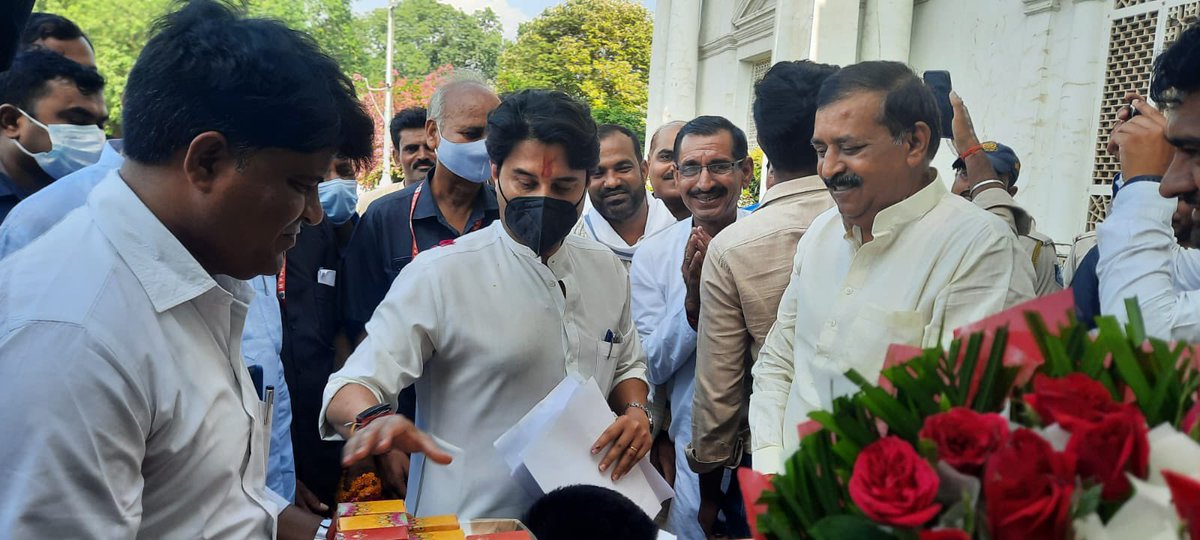 JM_Scindia's tweet photo. आज ग्वालियर निवास पर प्रदेश के विभिन्न क्षेत्रों से आये हुए कार्यकर्ताओं से मुलाकात कर शुभकामनाएं स्वीकार की| https://t.co/sUmtrvxux8
