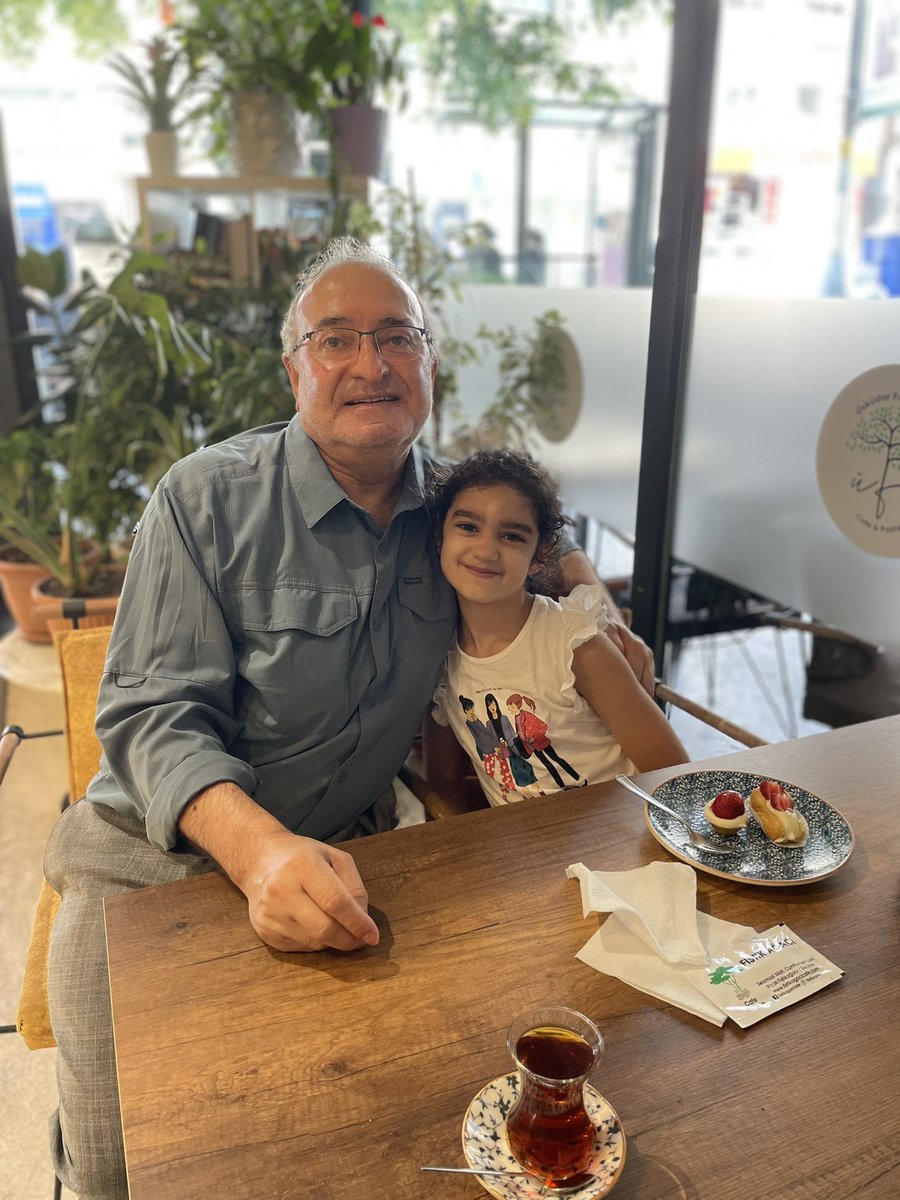 Mikdatca's tweet photo. Dede torun Üsküdar Fıstıkağacı Cafedeyiz. 🙋‍♂️ https://t.co/HEY2o6WG9z