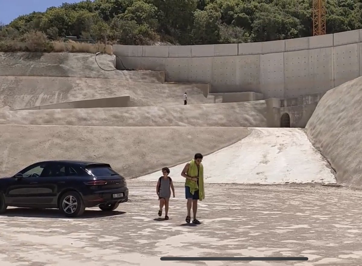 تزدهر في لبنان سياحة من نوع آخر، تُعرَف بسياحة السدود الفاشلة. 
الصورة اليوم من سد المسيلحة.
#اهلا_بهالطلة