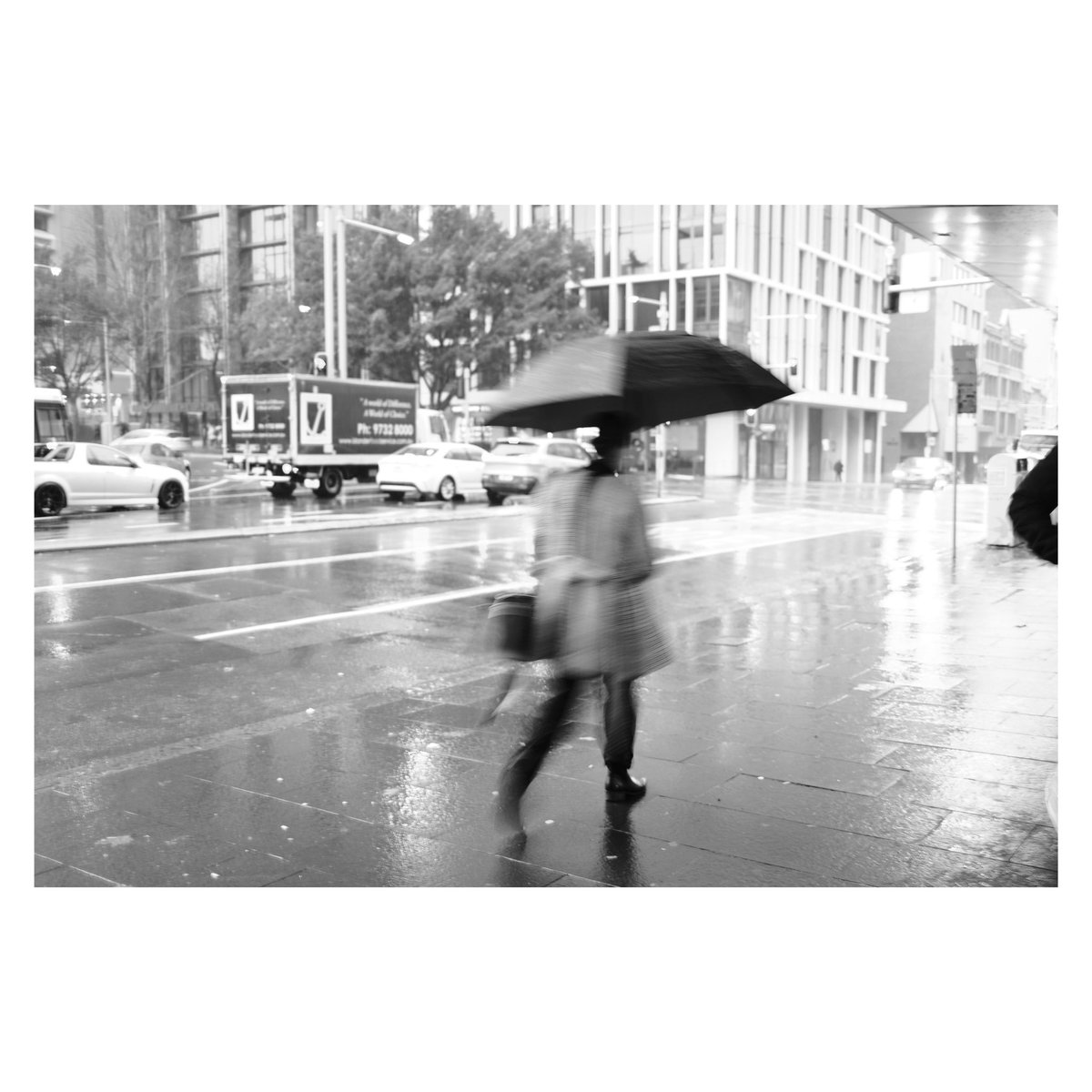 Didi_J's tweet photo. Rain is Sydney makes for interesting street photography. Experimenting different style with the #x100v #fujifilm #fujifilmx100v #streetphotography #blackandwhitephotography https://t.co/2LYZA5tjTv
