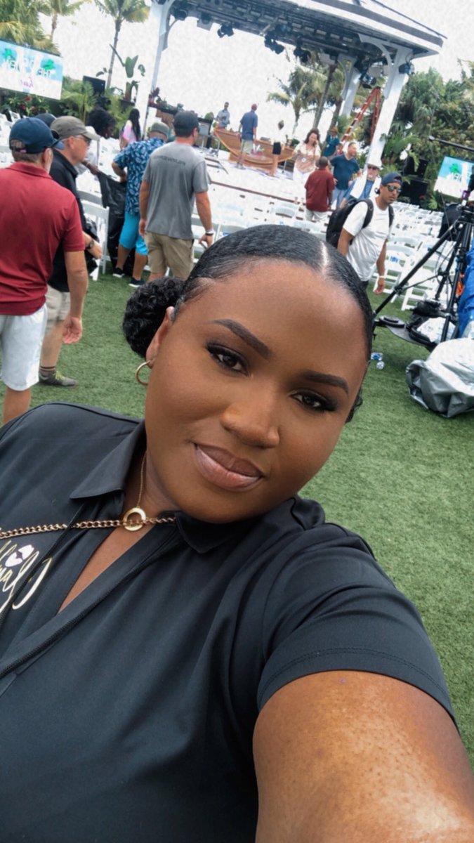 l0ve_ge's tweet image. The works of my hands are blessed. My steps are ordered by God. My feet enter rooms that are filled with global opportunities. Your girl was the ONLY Bahamian MUA on set of The View’s 25th season taping here in The Bahamas! I’m so grateful. (Wish my Grammy could’ve seen me. 🕊)