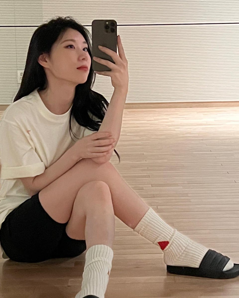 Comfort is the possibility that opens you up thus you need to make yourself comfortable including from what you wear! I took a picture using Adidas products from head (not really) to toe, a high quality product surely makes you happy. Go get yours now. 🤍