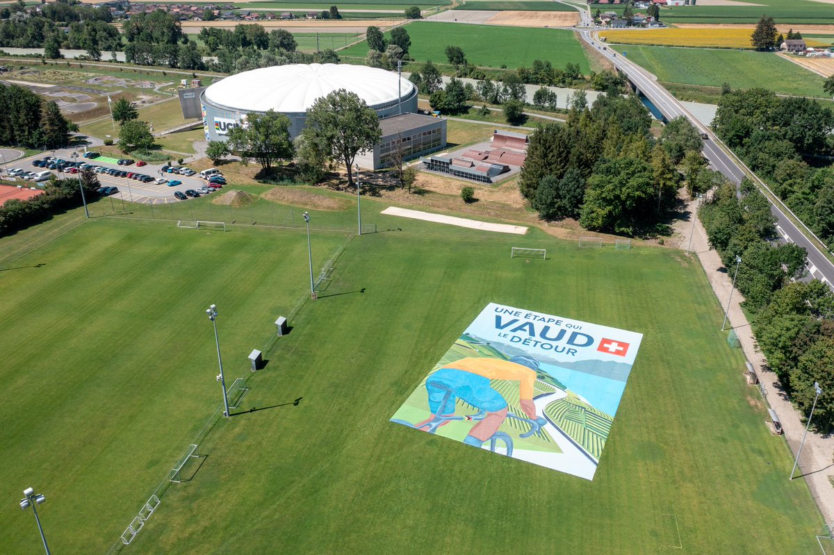 pdeletroz's tweet image. Le @LeTour sera en Suisse demain et dimanche.  @regionduleman s'affiche en grand à côté du CMC de  @UCI_cycling . Illustration de 130m2 qui sera entièrement recyclée.