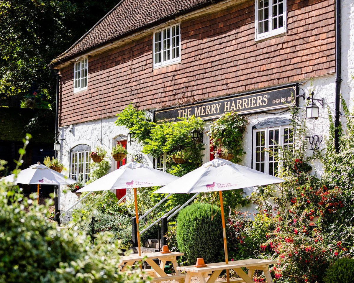🌿 Book yourself an overnight stay in the Surrey Hills!

No long car journeys or flights to organise...just jump on the train &amp; arrive in the countryside in less than an hour! 

👉 merryharriers.com/accommodation/

🚉 southwesternrailway.com/travelling-wit…