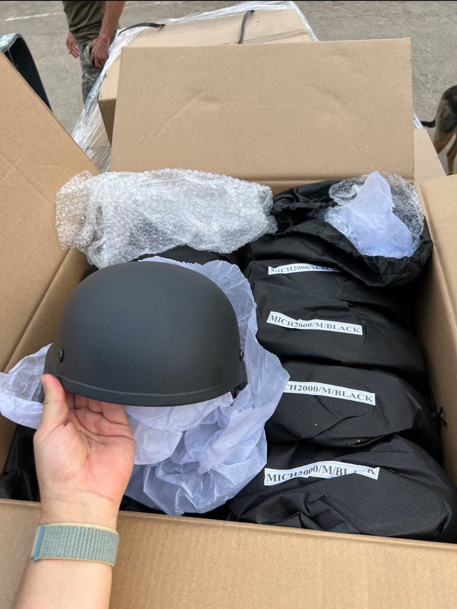 EUDelegationUA's tweet photo. 🇪🇺The EU supports the 🇺🇦Border Guards in their daily tasks of border surveillance and protection @DPSU_ua received 1,150 plate carriers and 1,150 helmets under the EU-funded #EU4IBM project implemented by @ICMPD 👉 https://t.co/XP1PByKDHY
#StandWithUkraine https://t.co/Mx805DvlMo