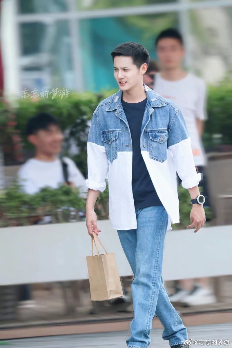 HappysisHu's tweet photo. Brother Cheng's spotted filming~
Look handsome in blue💙 with his co-star #LiLandi
There is romance scene here👀❤
#ZhengYecheng #郑业成
#HardcoreEra #硬核时代
#CCTV
Cr. weibo https://t.co/4CC6CVwNBY