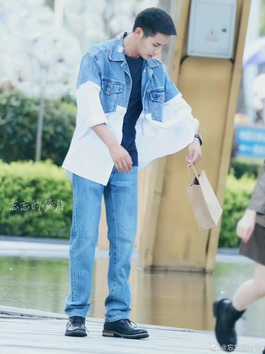 HappysisHu's tweet photo. Brother Cheng's spotted filming~
Look handsome in blue💙 with his co-star #LiLandi
There is romance scene here👀❤
#ZhengYecheng #郑业成
#HardcoreEra #硬核时代
#CCTV
Cr. weibo https://t.co/4CC6CVwNBY