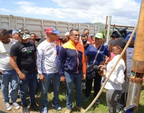 CumanacoaNews's tweet photo. Gobernador del Estado Sucre Almirante #GilbertoPinto,visitó ayer Cumanacoa. En su recorrido #revisó la distribución de agua en varios sectores y #supervisó los trabajos de recuperación del acueducto de #Yoroco. 📷:@CumanacoaNews 👇#8julio https://t.co/YBnZFXY4b4