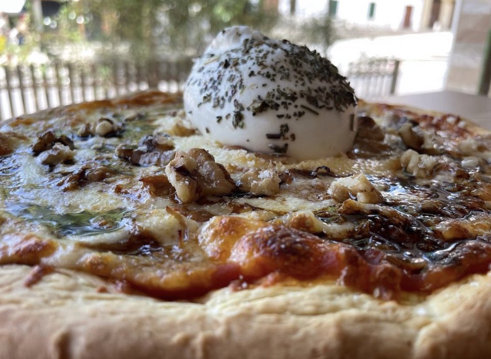 el12fusion's tweet photo. Elaboramos una masa con ingredientes frescos y naturales,fermentamos 24 horas y la estiramos en el momento

🔴Pizza de costilla asada,reducción de cerveza negra Sultana (@CervezasCalifa),nueces,Pecorino y Burrata

⚫️El 12 Fusión 
⚫️C/Acera de Granada 1
⚫️https://t.co/oDx4etuWjl https://t.co/7beNcWwjVw