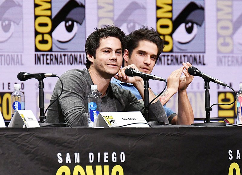TWLATAM's tweet photo. ⚠️ TEEN WOLF MOVIE ⚠️

El jueves 21 el elenco de la película junto a Jeff Davis, y el creador más el showrunner estarán en la sala H (13:30-14:30) donde será la primera ves que se verá una previa de la película, y también verán un poco de la serie. 
#SDCC2022 #TeenWolf https://t.co/1TyEyA7Ho9
