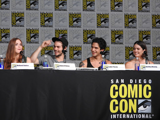 TWLATAM's tweet photo. ⚠️ TEEN WOLF MOVIE ⚠️

El jueves 21 el elenco de la película junto a Jeff Davis, y el creador más el showrunner estarán en la sala H (13:30-14:30) donde será la primera ves que se verá una previa de la película, y también verán un poco de la serie. 
#SDCC2022 #TeenWolf https://t.co/1TyEyA7Ho9